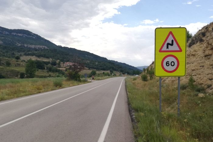 pasado el cartel nos desviamos a la izquierda por la pista asfaltada