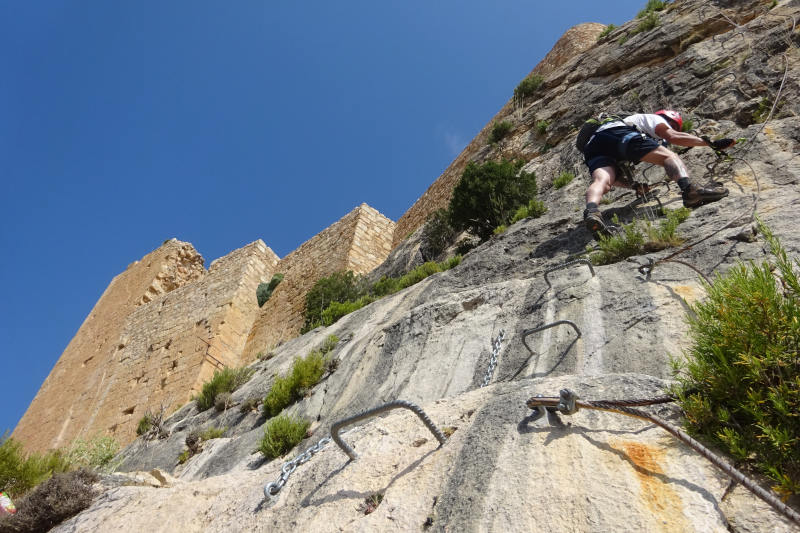 imagen de la vía ferrata teruel de castellote con el castillo al fondo