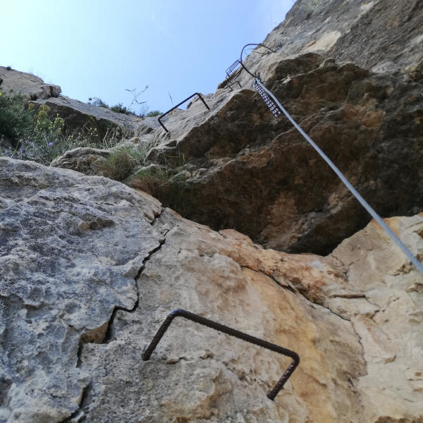 detalle del primer desplome de la vía ferrata roca del figueral