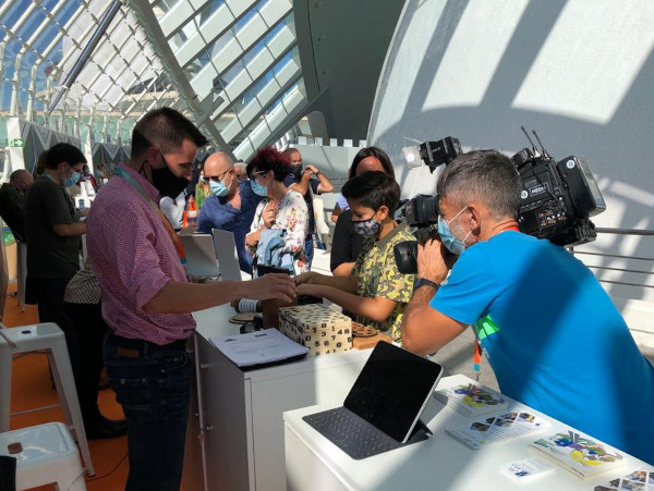 Cámara de Àpunt grabando nuestro estand en la feria de turismo de valencia